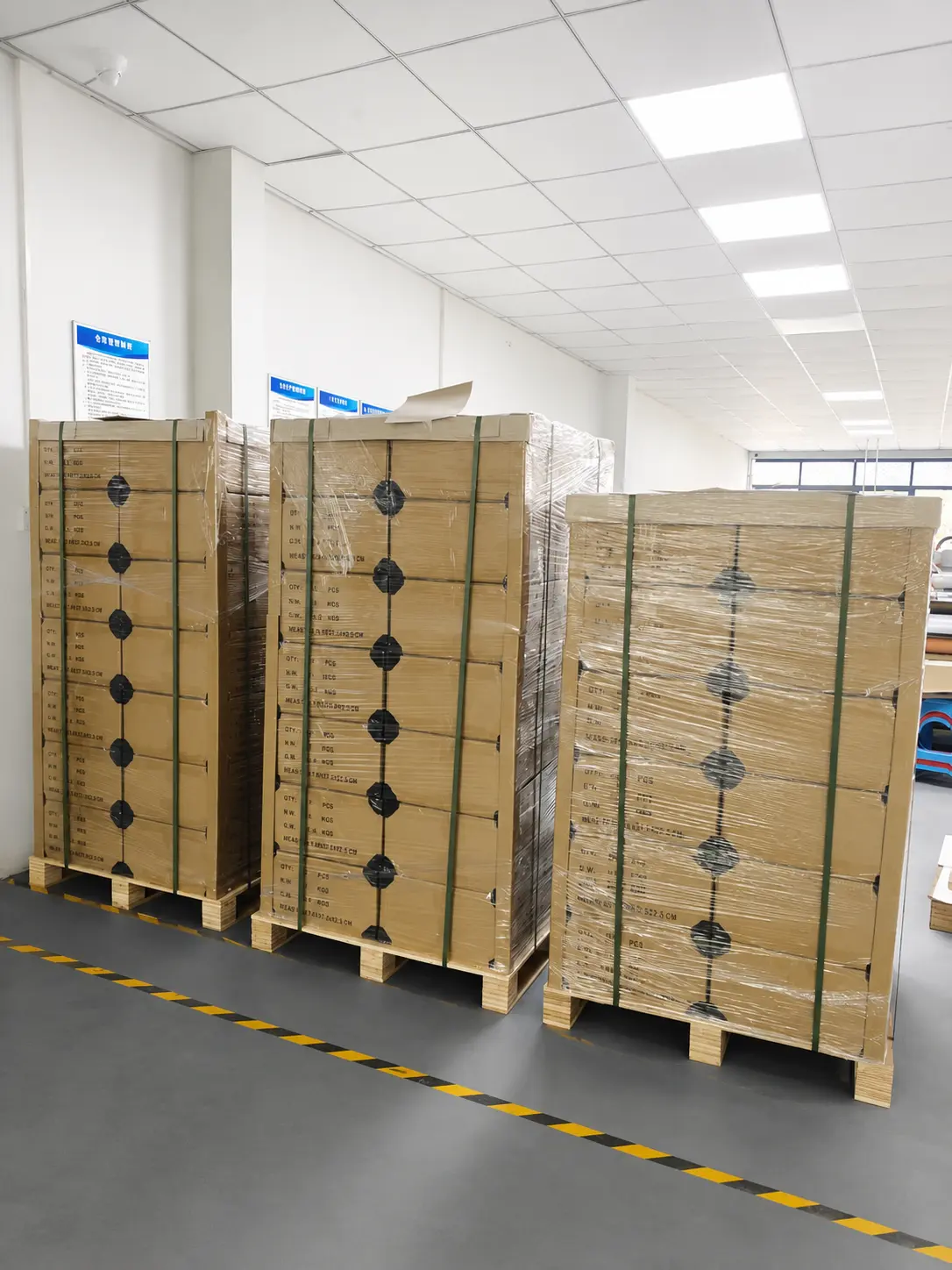 Export-grade pallets with 4-layer stretch wrap and edge protectors preventing packaging stacking pressure failures.